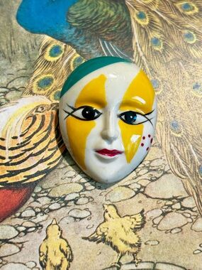 Vintage 1980s Harlequin Mime Mask Brooch Pierrot Clown Face Resin Statement Pin
